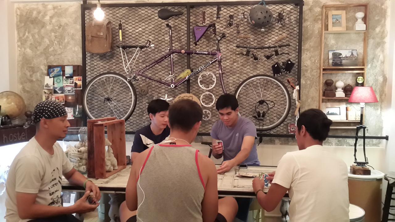 Spinning Bear Hostel Бангкок Экстерьер фото